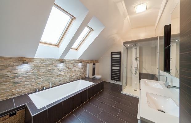 Die beste Raumnutzung in einem Bad mit Dachschräge ermöglicht eine Badewanne unter der Schräge.